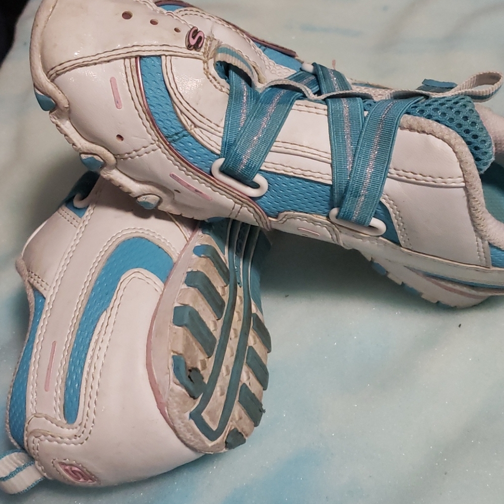 Skecher sneakers.  No laces!